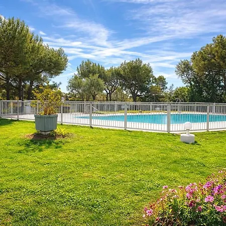 Avec Piscine A 100 M De La * Fréjus